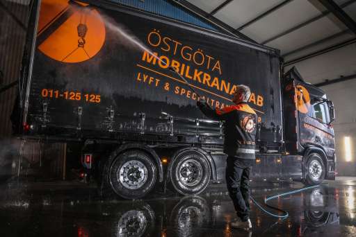 Vårt erbjudande inom lyft och transporter är brett. Du möter våra duktiga medarbetare på väg till stora och små uppdrag, på byggarbetsplatser och i industrin.