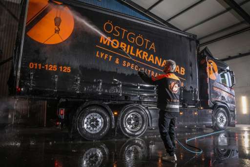 Vårt erbjudande inom lyft och transporter är brett. Du möter våra duktiga medarbetare på väg till stora och små uppdrag, på byggarbetsplatser och i industrin.